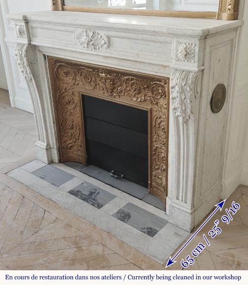 Cheminée de style Louis XVI à feuille d'acanthe, sculptée en marbre de Carrare-7