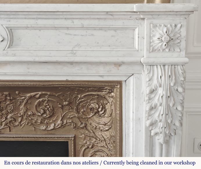 Cheminée de style Louis XVI à feuille d'acanthe, sculptée en marbre de Carrare-8
