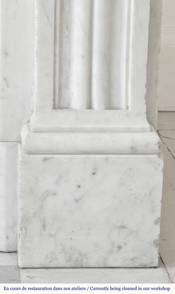 Cheminée de style Louis XVI à feuille d'acanthe, sculptée en marbre de Carrare-9