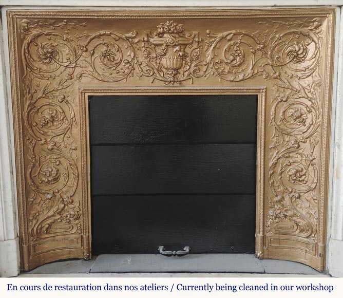 Cheminée de style Louis XVI à feuille d'acanthe, sculptée en marbre de Carrare-10