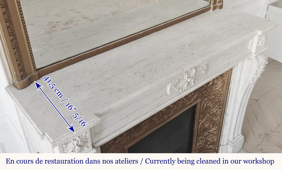 Cheminée de style Louis XVI à feuille d'acanthe, sculptée en marbre de Carrare-12