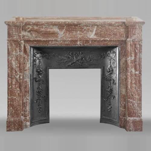 Cheminée de style Louis XVI au décor mouluré, en marbre Campan rouge