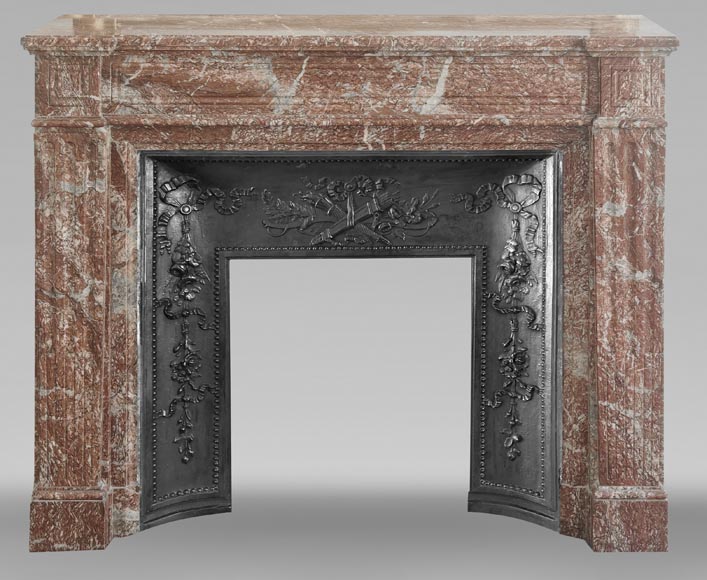 Cheminée de style Louis XVI au décor mouluré, en marbre Campan rouge-0