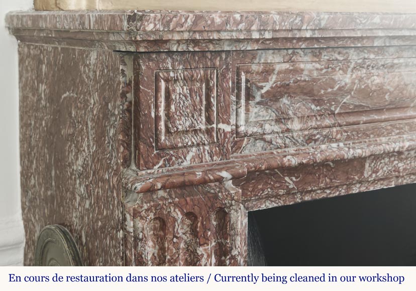 Cheminée de style Louis XVI au décor mouluré, en marbre Campan rouge-3
