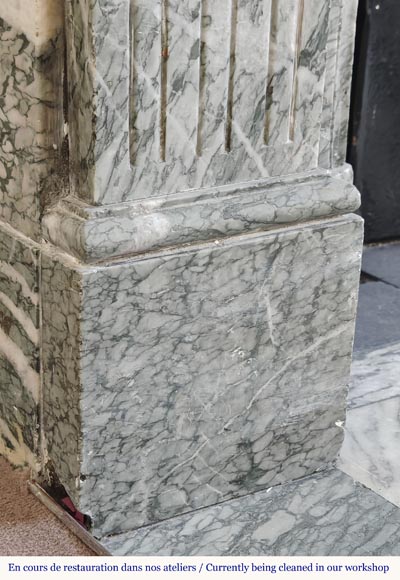 Cheminée de style Louis XVI moulurée en marbre Campan vert veiné blanc-4