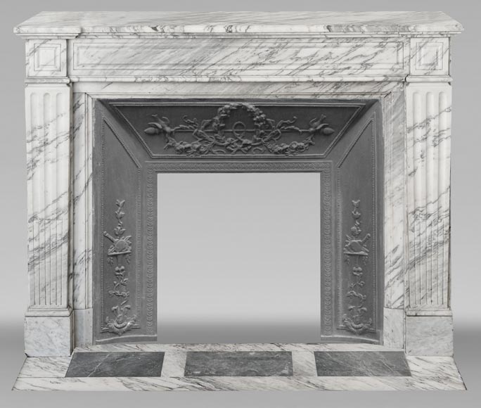 Cheminée de style Louis XVI en marbre de Carrare veiné-0