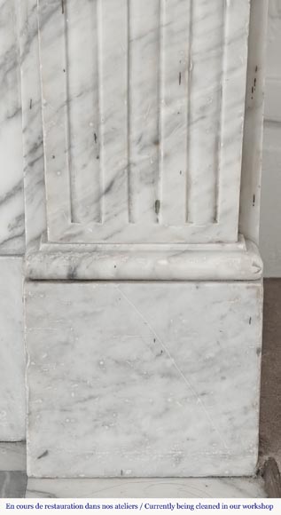 Cheminée de style Louis XVI en marbre de Carrare veiné-6