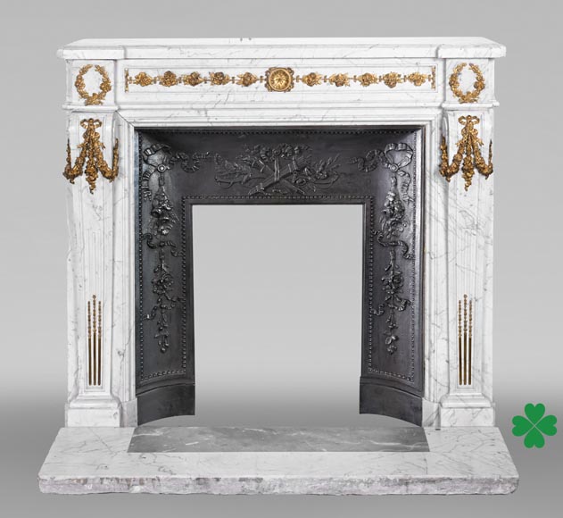 Cheminée de style Louis XVI en marbre de Carrare et bronze doré-0