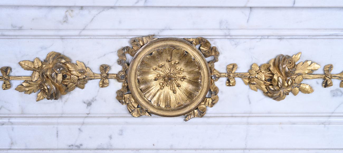 Cheminée de style Louis XVI en marbre de Carrare et bronze doré-1