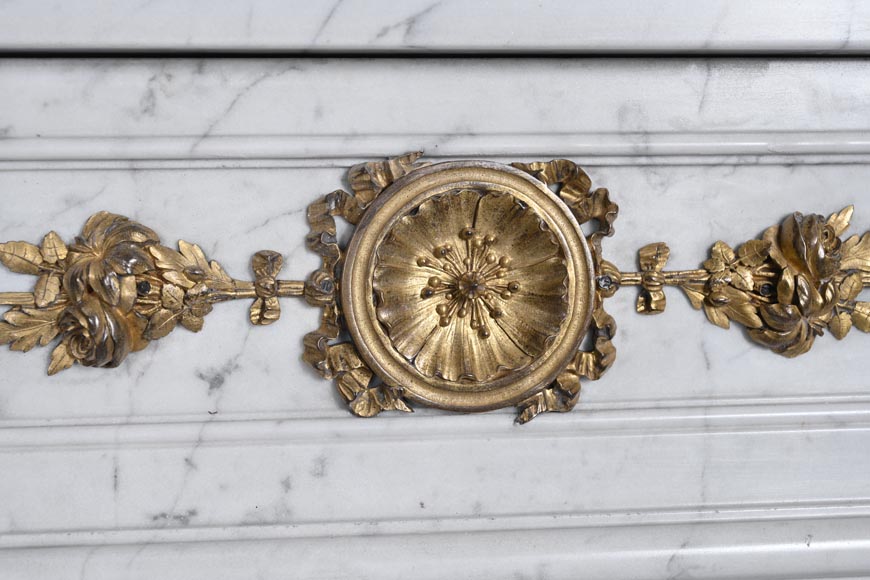 Cheminée de style Louis XVI en marbre de Carrare et bronze doré-2