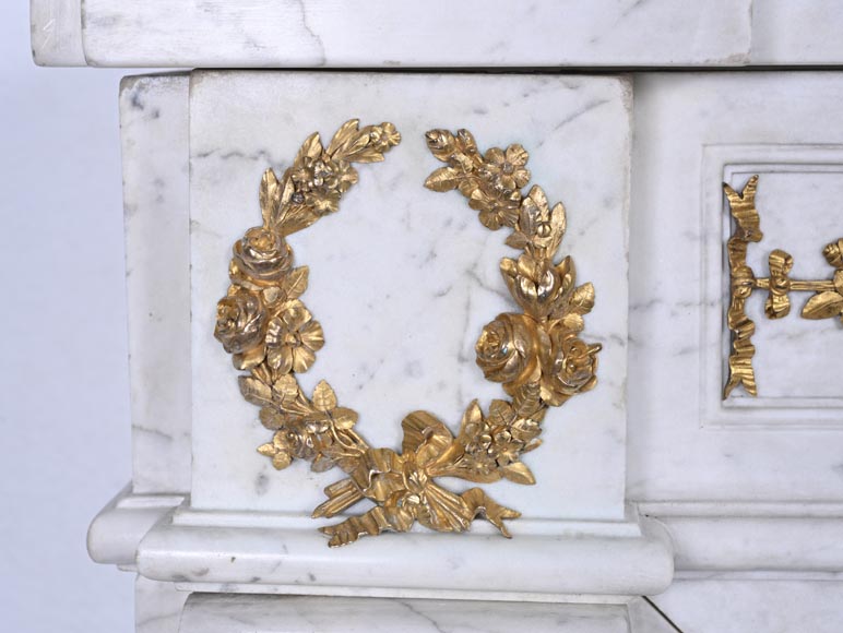 Cheminée de style Louis XVI en marbre de Carrare et bronze doré-4