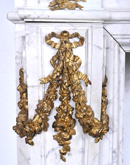 Cheminée de style Louis XVI en marbre de Carrare et bronze doré-5