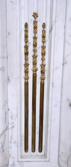 Cheminée de style Louis XVI en marbre de Carrare et bronze doré-6