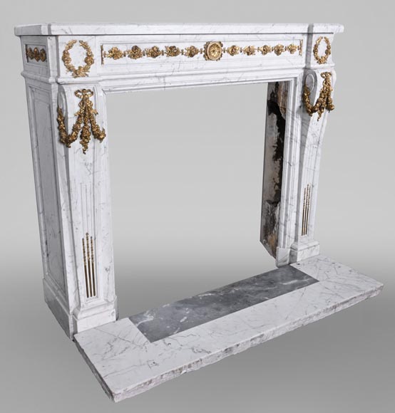 Cheminée de style Louis XVI en marbre de Carrare et bronze doré-9