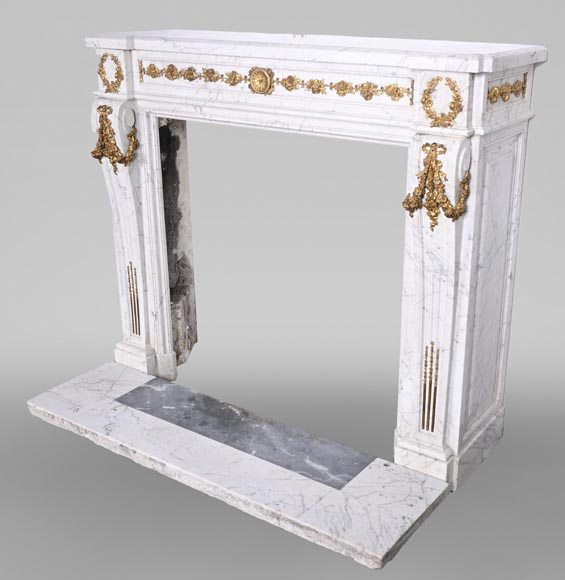 Cheminée de style Louis XVI en marbre de Carrare et bronze doré-10