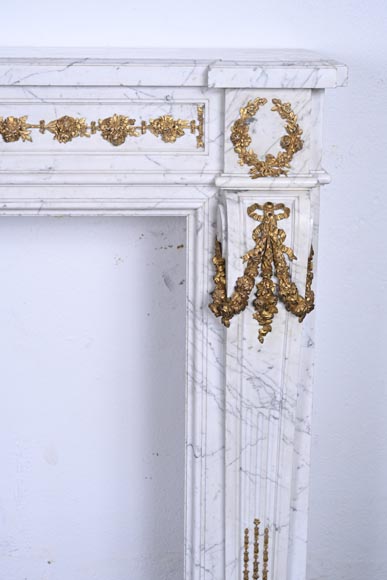 Cheminée de style Louis XVI en marbre de Carrare et bronze doré-11