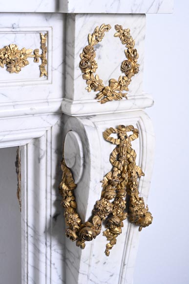 Cheminée de style Louis XVI en marbre de Carrare et bronze doré-12