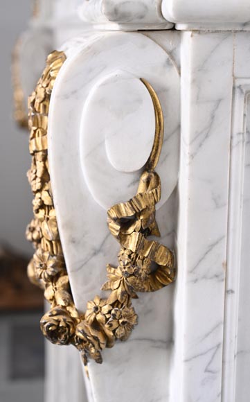 Cheminée de style Louis XVI en marbre de Carrare et bronze doré-14