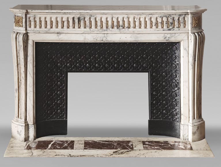 Cheminée galbée de style Louis XVI en marbre veiné, à décor d'asperge en bronze-0