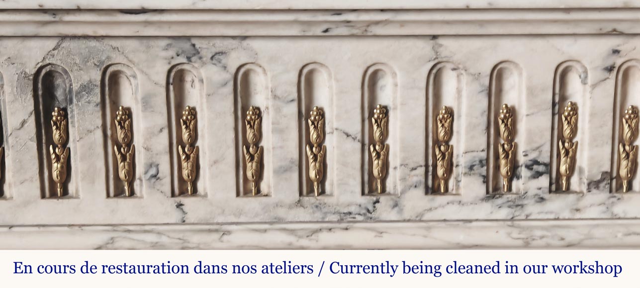 Cheminée galbée de style Louis XVI en marbre veiné, à décor d'asperge en bronze-1