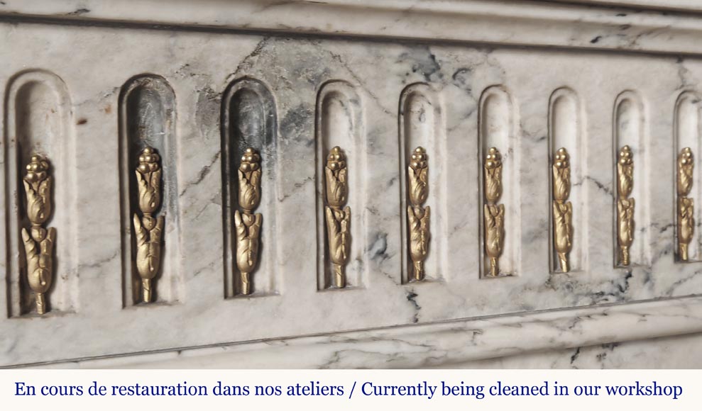 Cheminée galbée de style Louis XVI en marbre veiné, à décor d'asperge en bronze-3
