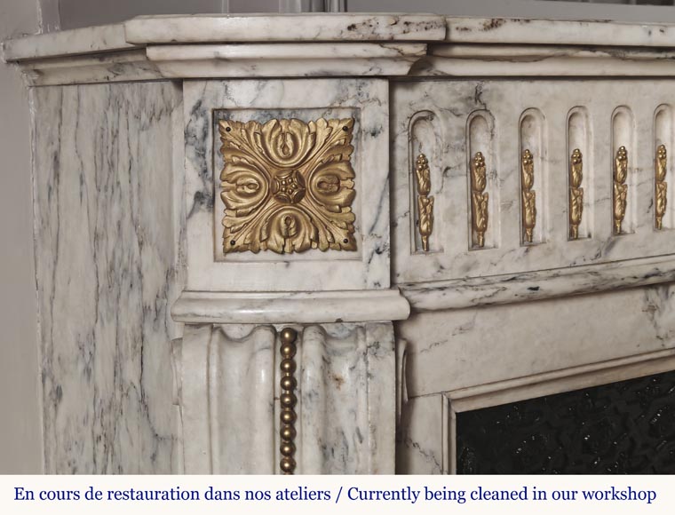 Cheminée galbée de style Louis XVI en marbre veiné, à décor d'asperge en bronze-4