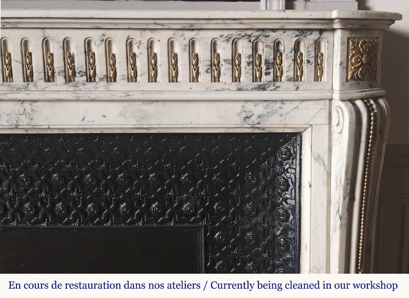 Cheminée galbée de style Louis XVI en marbre veiné, à décor d'asperge en bronze-7