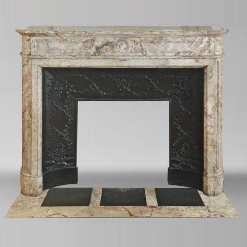 Cheminée de style Louis XVI an angle arrondie, en marbre Sarrancolin