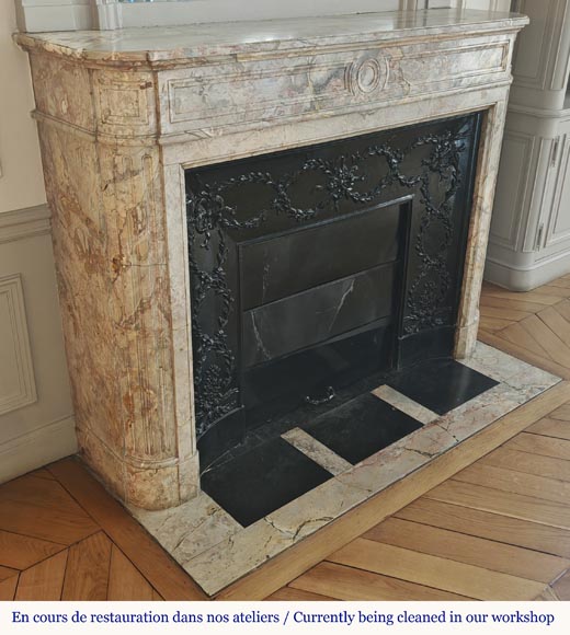 Cheminée de style Louis XVI an angle arrondie, en marbre Sarrancolin-2