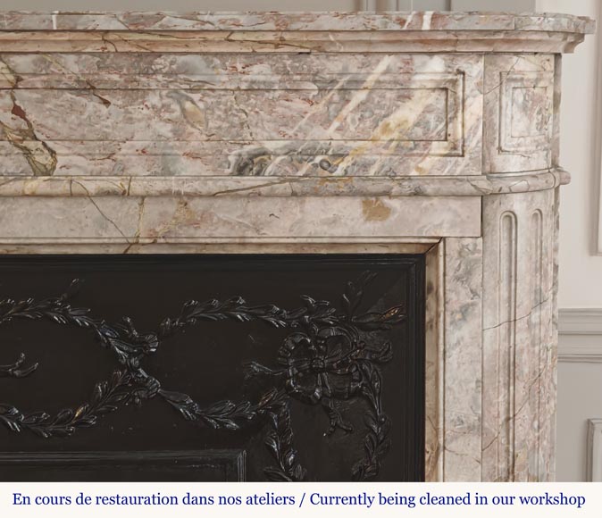 Cheminée de style Louis XVI an angle arrondie, en marbre Sarrancolin-5