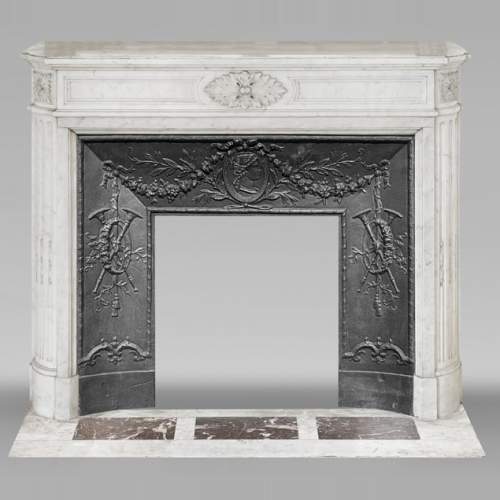 Cheminée Louis XVI aux angle arrondis, en marbre de Carrare
