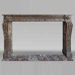 Cheminée d'époque Louis XVI galbée rouge, décorée d'une frise à la Grec