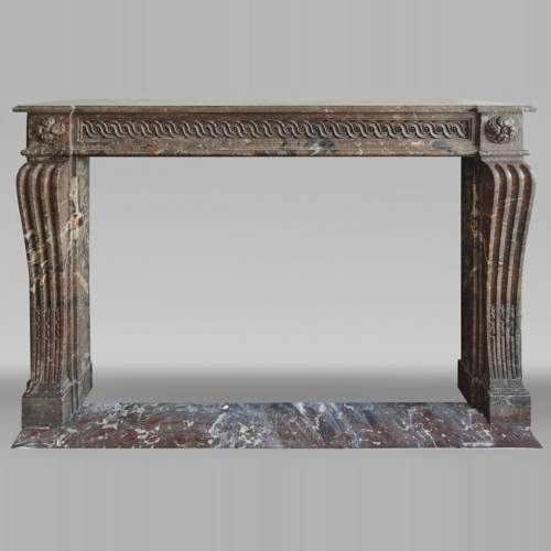Cheminée d'époque Louis XVI galbée rouge, décorée d'une frise à la Grec