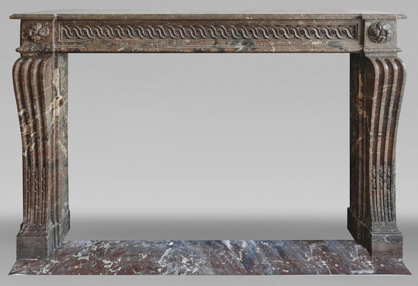Cheminée d'époque Louis XVI galbée rouge, décorée d'une frise à la Grec-0