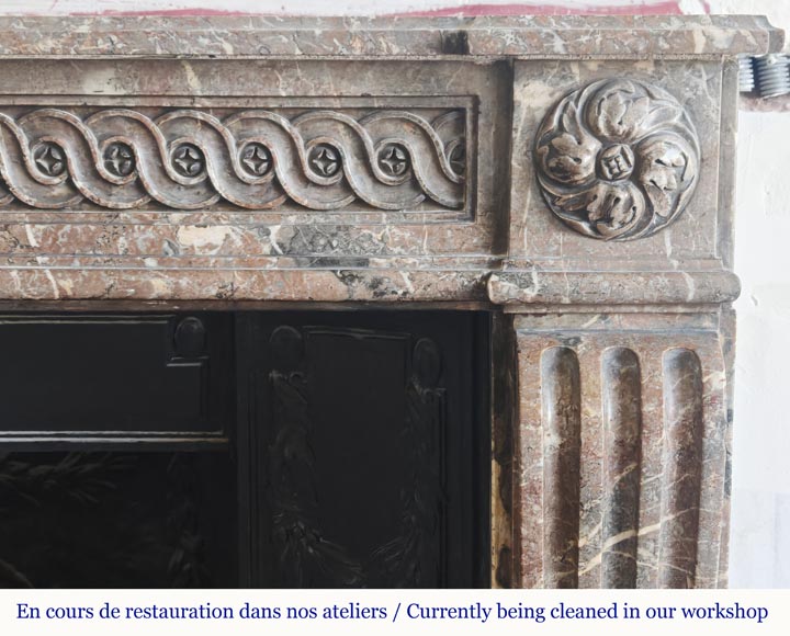 Cheminée d'époque Louis XVI galbée rouge, décorée d'une frise à la Grec-7