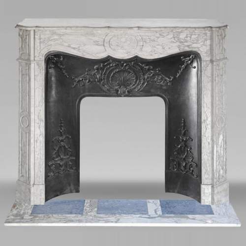 Cheminée de style Louis XV modèle Pompadour, en brèche Médicis grise