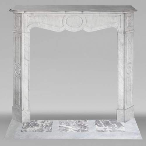 Cheminée de style Louis XV modèle Pompadour, en marbre bleu turquin clair