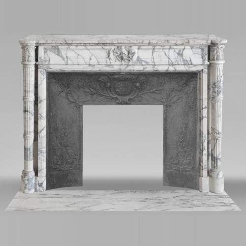 Cheminée de style Louis XVI à colonnes détachées, en marbre Arabescato