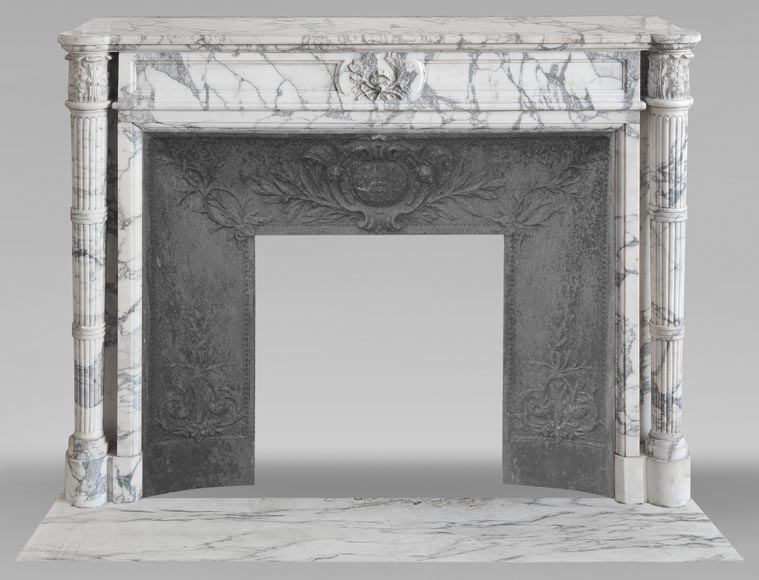 Cheminée de style Louis XVI à colonnes détachées, en marbre Arabescato-0
