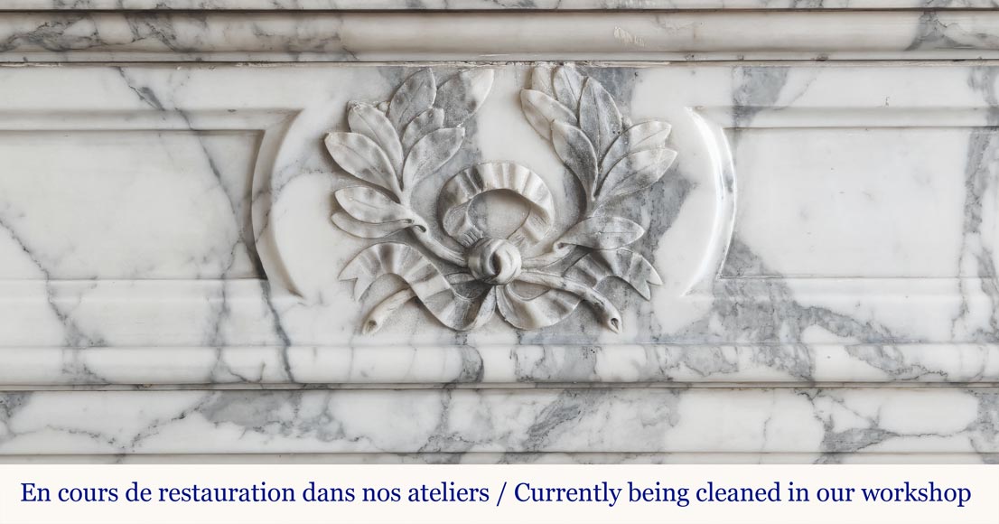 Cheminée de style Louis XVI à colonnes détachées, en marbre Arabescato-1