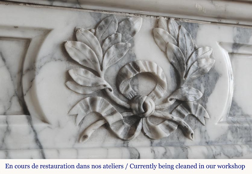 Cheminée de style Louis XVI à colonnes détachées, en marbre Arabescato-2