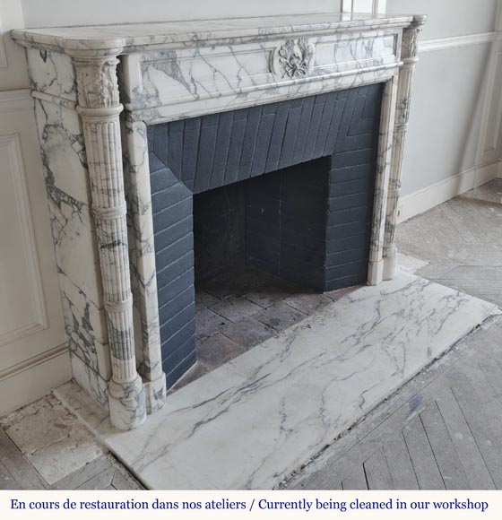 Cheminée de style Louis XVI à colonnes détachées, en marbre Arabescato-3