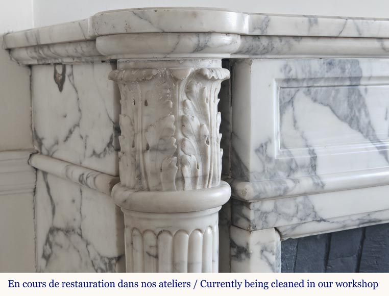 Cheminée de style Louis XVI à colonnes détachées, en marbre Arabescato-4