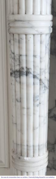 Cheminée de style Louis XVI à colonnes détachées, en marbre Arabescato-6