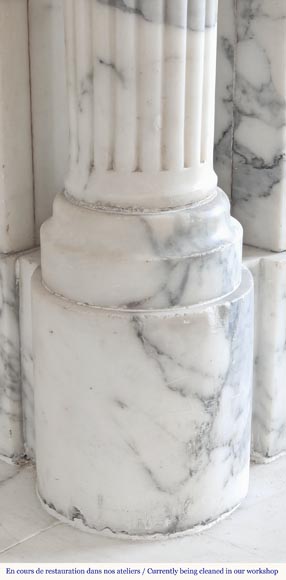 Cheminée de style Louis XVI à colonnes détachées, en marbre Arabescato-7