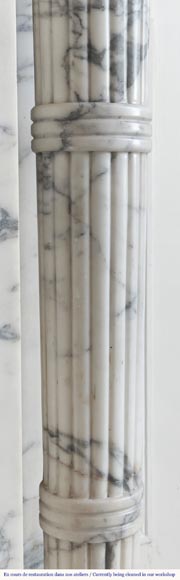 Cheminée de style Louis XVI à colonnes détachées, en marbre Arabescato-10