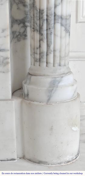 Cheminée de style Louis XVI à colonnes détachées, en marbre Arabescato-11