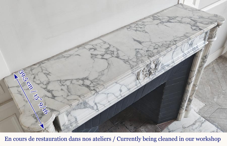 Cheminée de style Louis XVI à colonnes détachées, en marbre Arabescato-13