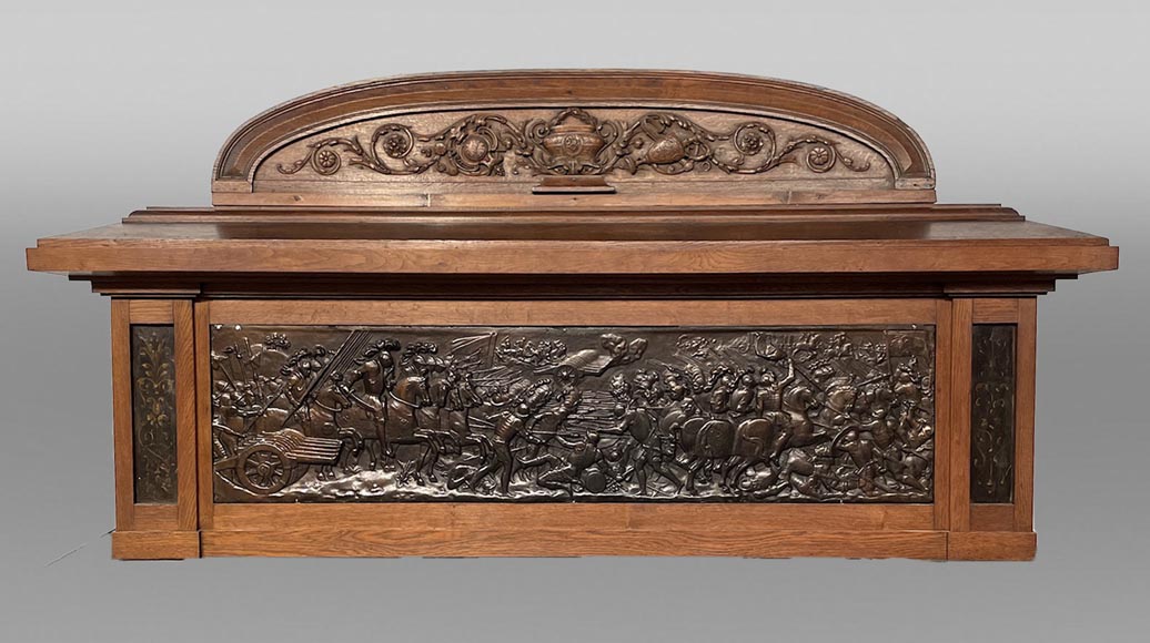 Cheminée en chêne avec bas-reliefs en plâtre imitation bronze, datée de 1896-1