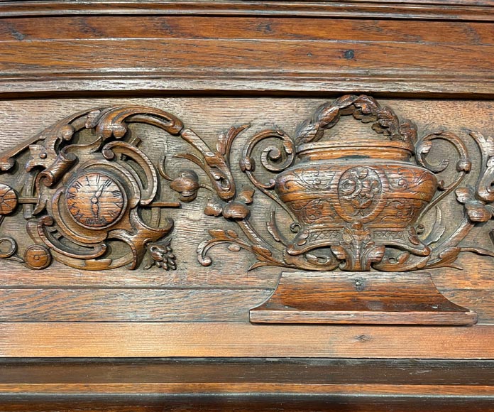 Cheminée en chêne avec bas-reliefs en plâtre imitation bronze, datée de 1896-3